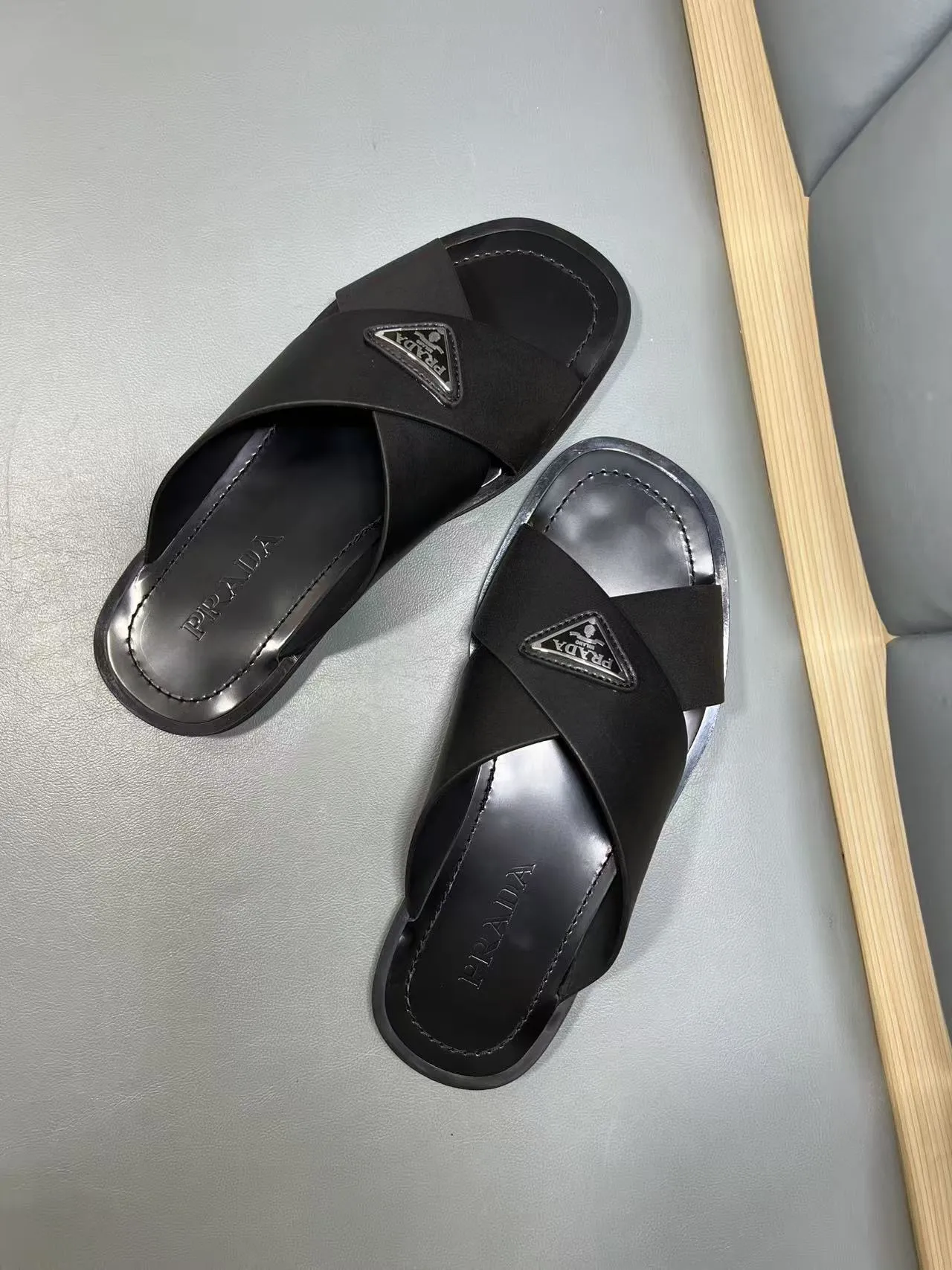340💰PRADA Prada’s latest slippers are synchronized with the official website. This slipper is made of the brand’s unique and iconic Saffiano leather. The brand logo jumps out from the double straps, and the brand style is clearly visible. Cowhide gives men elegant charm and functional design, making it an ideal choice for vacation and leisure. Size:38-45
